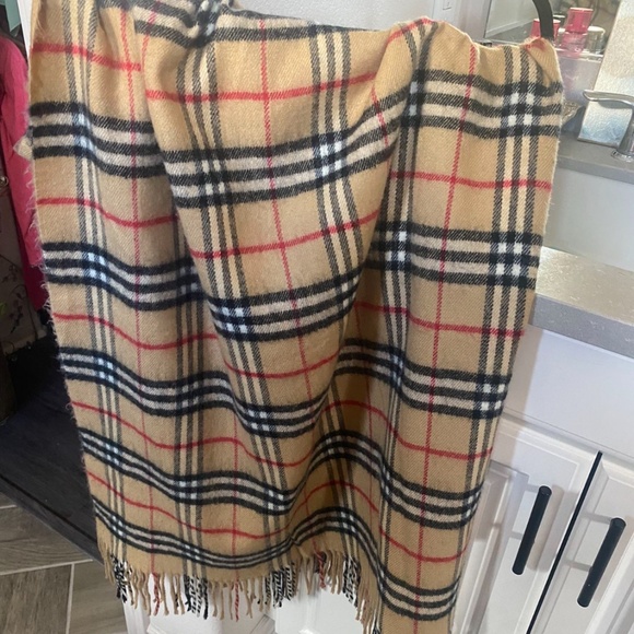 Cashmere Burberry Scarf - Picture 3 of 4